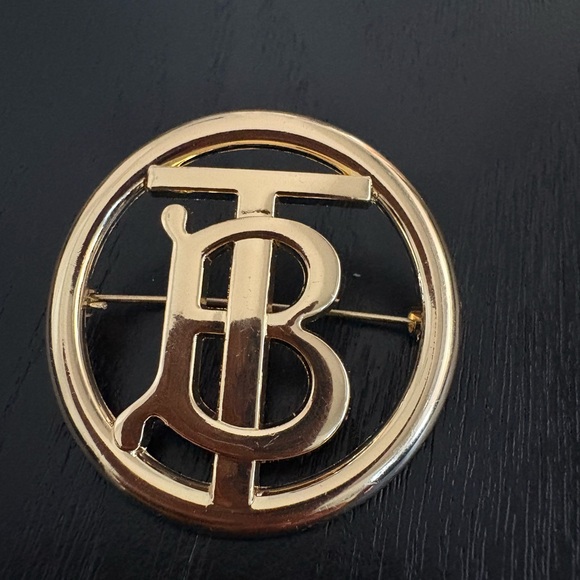 New Burberry Gold tone Brooch no box - Picture 2 of 4